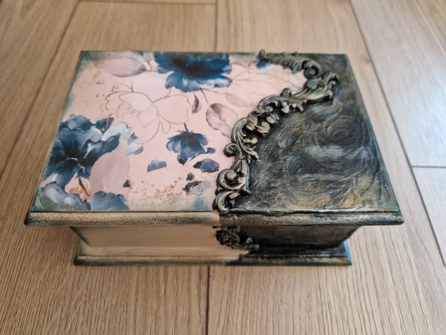Kutija u Vintage Stilu